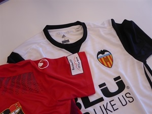 La camiseta de los equipos del fútbol base del C.F. La Nucía luce el logotipo en la manga de "Escoles CF"
