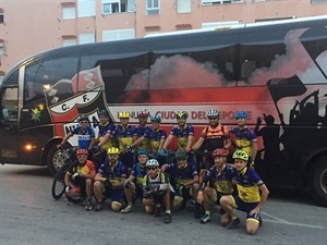 Los 16 ciclistas delante del autobús que fletó el Ayuntamiento de La Nucía para esta aventura ciclista
