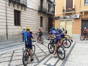 La expedición ciclista saliendo de Orihuela tras sellar en la catedral