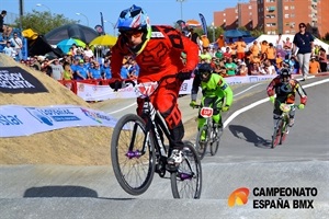 Micalet Pérez (segundo de verde) en pleno Campeonato de España de BMX