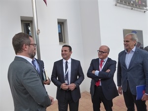 Javier Maroto, vice Secretario del PP, hablando con Bernabé Cano, alcalde de La Nucía y Manuel Balta, pte. Diputación Orense