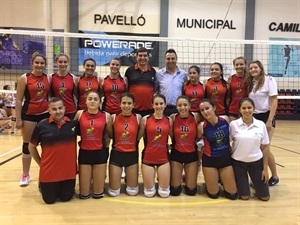 El equipo juvenil del C.V. La Nucía junto a Sergio Villalba, concejal de Deportes al final del encuentro