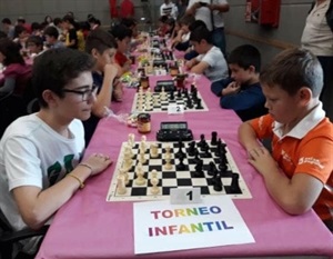 El ajedrecista nuciero Nikita Ivanov, a la derecha, compitiendo en Cocentaina