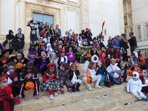 Concentración en la plaça Major de la XII Fiesta Infantil de Halloween de La Nucía