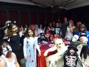 Alumnos del Colegio Muixara disfrazados para celebrar Halloween