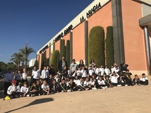 Alumnos y profesores del Colegio Almedia de Callosa d'en Sarrià junto a Sergio Villalba, concejal de Deportes