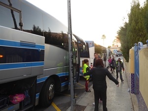 Cada mañana coinciden dos autobuses escolares en la parada de la Urb. Montecasino