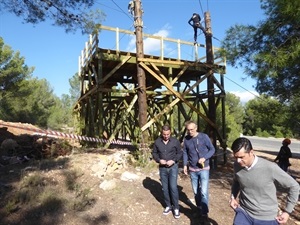 Juan Revuelta, dtor. Forestal Park, junto a Bernabé Cano, alcalde de La Nucía y Miguel A. Ivorra, concejal de Urbanismo, visitando las obras