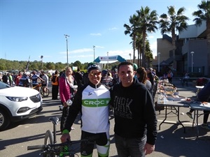 el ciclista finlandés profesional Jukka Vastaranta junto a Bernabé Cano, alcalde de La Nucía
