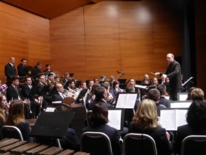 Ramón Lorente dirigiendo a la banda en el Concert de Santa Cecília 2017