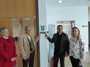 Cecilio Nieto, pte. Unión Consumidores de Alicante junto a Bernabé Cano, alcalde de La Nucía y Eva Naranjo, concejala de Comercio delante de la OMIC de La Nucía.