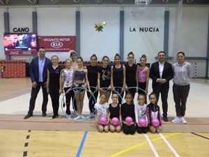El alcalde de La NUcía, Bernabé Cano, y el concejal de Deportes, Sergio Villalba, junto a las jóvenes gimnastas