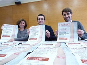 Pepe Cano, concejal de Participación Ciudadana, junto a Alfonso Parra y Marisa Pérez, del Centro de Transfusión de Sangre
