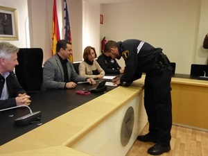 El acto de presentación se completa con la firma del acta por parte de los policías