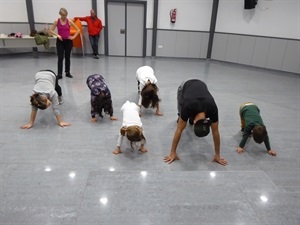 Los jóvenes se acercaron al Centro Social Bello Horizonte para participar en el Taller Gratuito de Baile