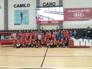 El concejal de Deportes, Sergio Villalba, visita a los jóvenes que participan en el I Torneo Solidario de Fútbol Sala