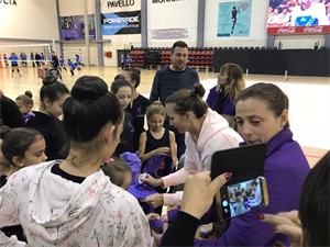 Ganna Rizatdinova firmando autógrafos a las gimnastas nucieras