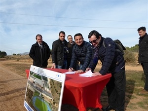 La firma del acto del replanteo se ha realizado sobre la parcela donde se realizará el Estadio de Atletismo y campo de fútbol de La Nucía