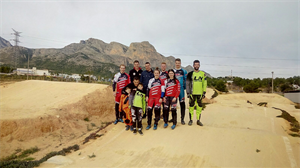 El equipo Holandés junto a Sergio Villalba, concejal de Deportes y parte del Equipo del Club BMX La Nucía