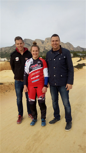 Sergio Villalba, concejal de Deportes, junto a la medallista olímpica Laura Smulders y al entrenador, Martijn Jaspers