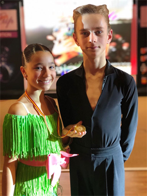 La pareja de baile nuciera con su medalla obtenida en esta competición en Benidorm