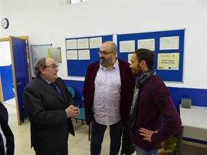 Nomdedéu junto a Pedro Lloret, Primer Teniente Alcalde, y Antonio Olivo, Director de la Escuela OFicial de Oficios