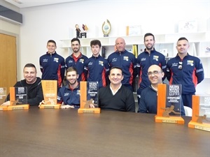 Los jugadores de la Selecció con los títulos obtenidos en el Mundial de Colombia junto a Bernabé Cano, alcalde de La Nucía y Sergio Villalba, concejal de Deportes