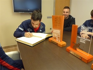 Los jugadores de la Selecció firmaron en el libro de honor del Ayuntamiento de La Nucía durante la recepción oficial
