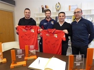 La Selecció agradeció la colaboración de La Nucía en este mundial con la entrega de dos camisetas firmadas por todos los jugadores