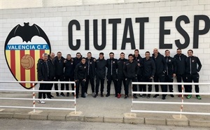 Los entrenadores nucieros a su llegada a las instalaciones valencianistas en Paterna