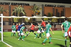 Una jugada de ataque del CF La Nucía ayer frente al Novelda