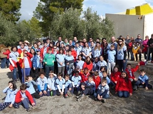 Todos los miembros del Grup Scout en el CEM Captivador junto a Bernabé Cano, alcalde de La Nucía
