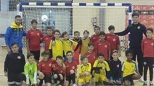 El equipo benjamín del Sporting FS La Nucía junto a El Campello al final del encuentro