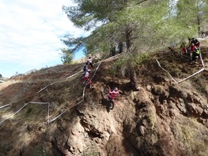 Jeroni Fajardo subiendo una cuesta imposible en el Molí de les Codolles de La Nucía