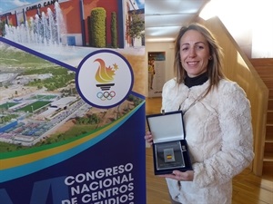 Eva Naranjo con su insignia olímpica del COE
