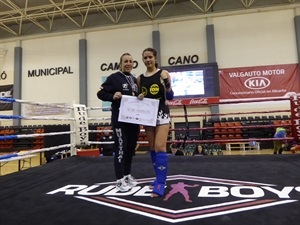 Eva Naranjo junto a una de sus alumnas en el ring