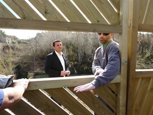 Bernabé Cano, alcalde de La Nucía, visitando el observatorio de aves