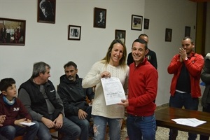 El propietario del palomo "Quemadura" recibe el primer premio de manos de la concejala Eva Naranjo