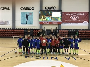 Los equipos benjamines de Castalla y La Nucía junto a Sergio Villalba, concejal de Deportes