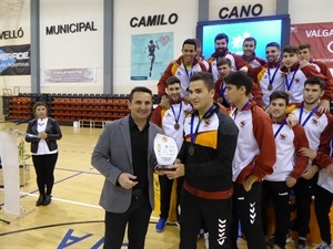 La UMH recogiendo su trofeo de manos de Bernabé Cano, alcalde de La Nucía