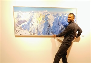 José A. Hinojos junto a una de sus obras durante la inauguración de "Axis Mundi" el pasado mes de febrero
