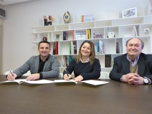 Raquel Martí, directora UNED Denia y Bernabé Cano, alcalde en la firma del convenio, junto a Pedro Lloret, primer teniente alcadle