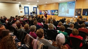 Más de 100 mujeres llenaron la Sala de Exposiciones del Centre Juvenil para esta charla del Día Internacional de la Mujer