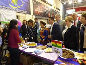 Los consules, diputada y alcalde visitando el stand de Bolivia
