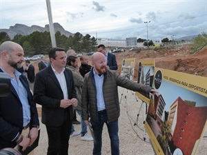 Los arquitectos explicando el proyecto a Bernabé Cano, alcalde de La Nucía