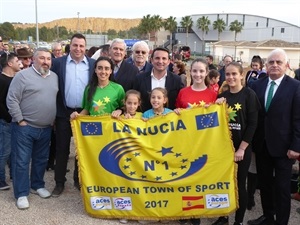 Las 5 deportistas nucieras que han participado en el evento con la bandera de Mejor Villa Europea del Deporte junto a Bernabé Cano, alcalde de La Nucía