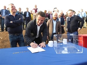 Bernabé Cano, alcalde de La Nucía, firmando el acta del acto de la Primera Piedra