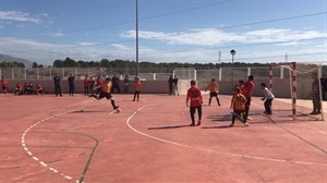 Una jugada del partido de alevines entre el Sporting La Nucía y el Altea