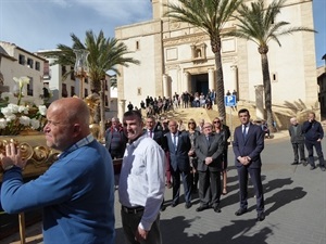 Autoridades municipales en la procesión del Encuentro