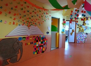 Los pasillos del Bressol se han decorado con el personaje de "Elmer, el elefante multicolor"